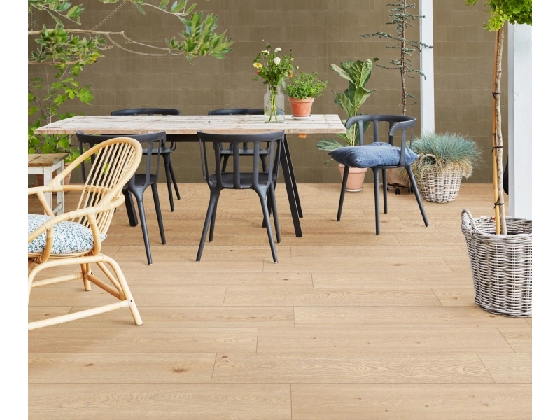 Wielkoformatowy gres Marazzi Alma efekt drewno w salonie z kominkiem