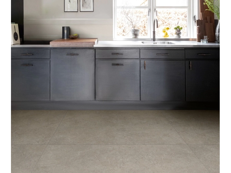 Marazzi Momenti gres o efekcie koloru na podłodze w nowoczesnym domu