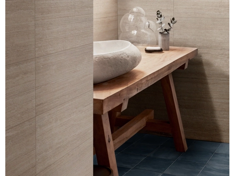Gres porcelanowy Marazzi Mystone Travertino kamień naturalny w luksusowym salonie