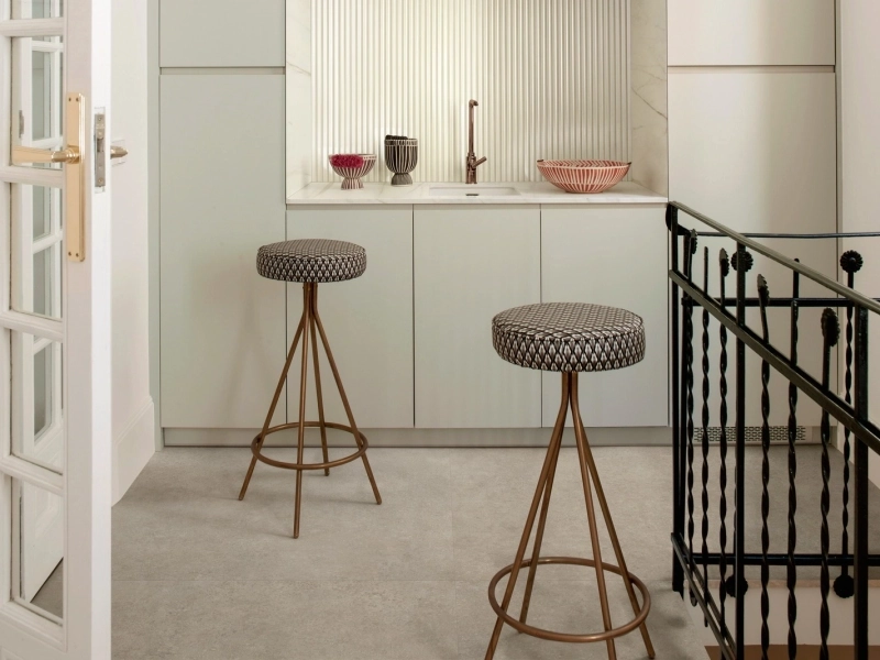 Płytki Marazzi Bliss imitujące kolor w eleganckim holu i salonie