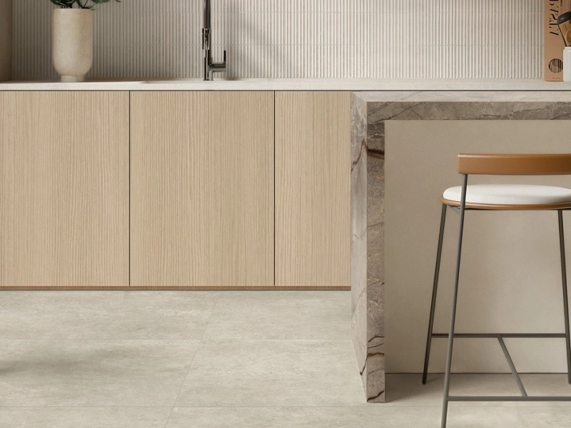 Gres Marazzi Room efekt kamień naturalny w przestronnym salonie z oknami tarasowymi