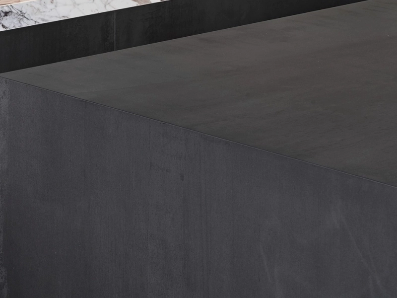 Marazzi Grande Metal Look gres o efekcie metalu na podłodze w nowoczesnym domu