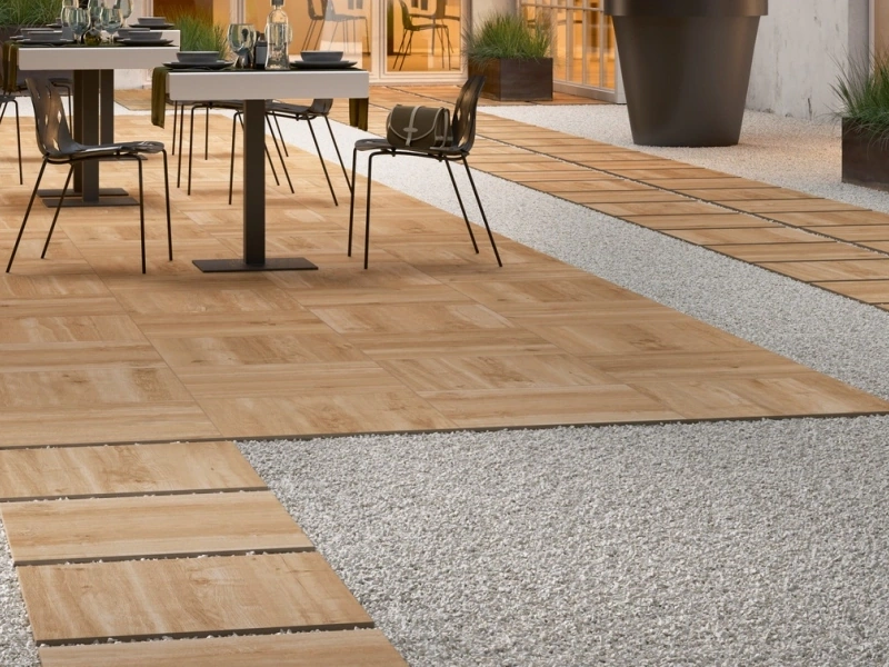 Gres Marazzi Treverkhome efekt drewno w przestronnym salonie z oknami tarasowymi