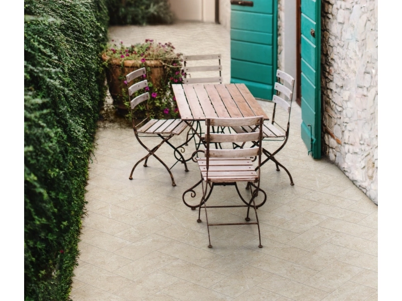 Marazzi Sentieri gres o efekcie kamienia naturalnego na podłodze w nowoczesnym domu