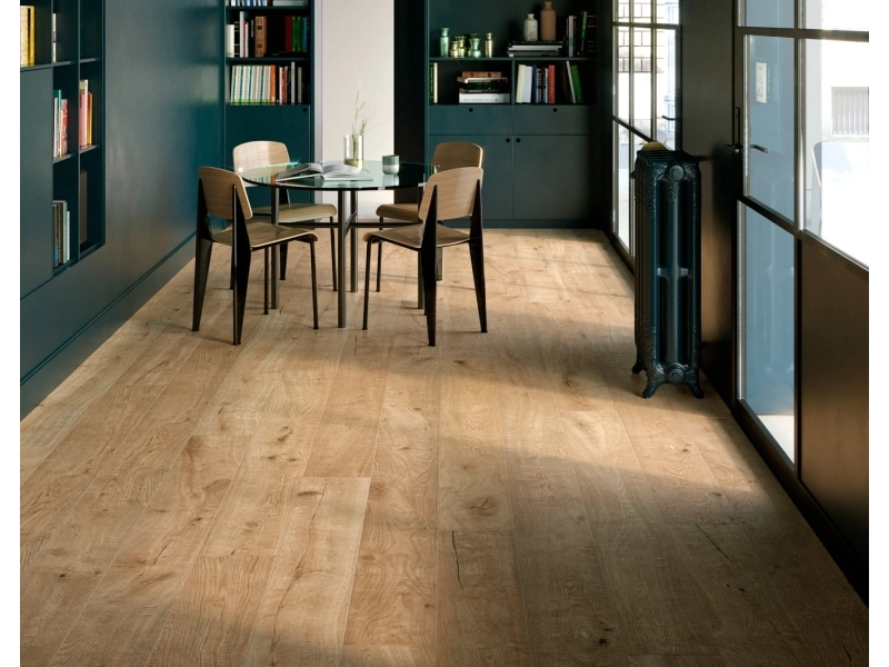 Marazzi Vero – gres imitujący drewno w jasnym salonie w stylu skandynawskim