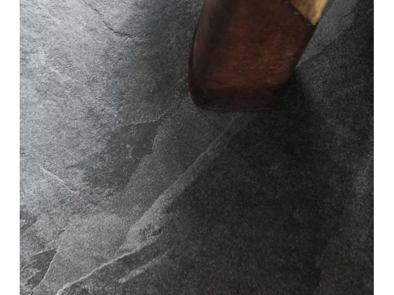 Płytki gresowe Marazzi Mystone Ardesia efekt kamień naturalny w salonie utrzymanym w jasnych tonach
