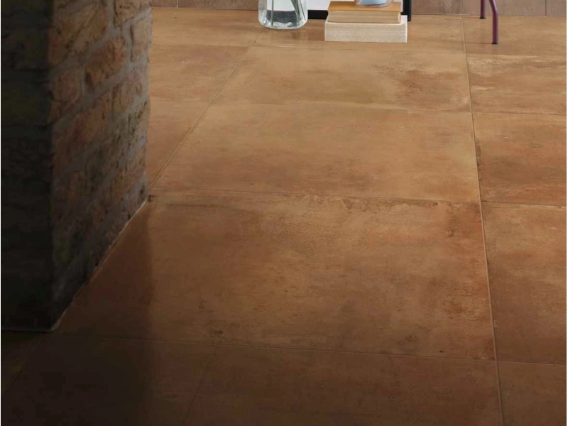 Marazzi Cotti D'italia – gres imitujący terakotę w jasnym salonie w stylu skandynawskim