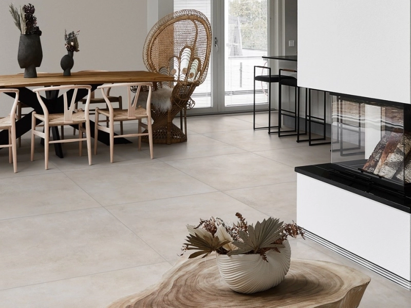 Marazzi Plaza – gres imitujący beton w jasnym, przestronnym salonie