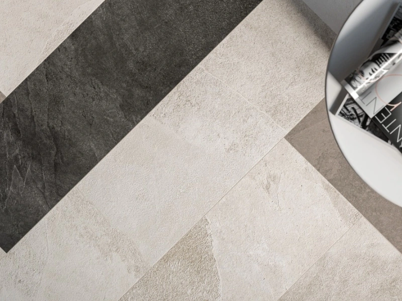 Płytki gresowe Marazzi Mystone Ardesia efekt kamień naturalny w nowoczesnym salonie z drewnianymi akcentami