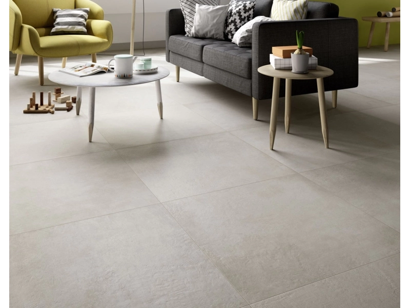 Płytki gresowe Marazzi Plaster efekt beton w eleganckim salonie z dużymi przeszkleniami