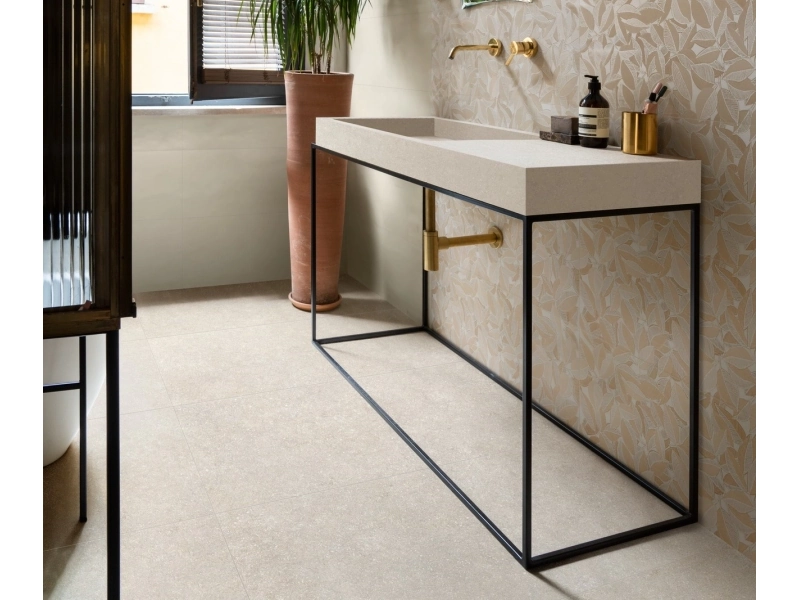 Marazzi Bliss – gres imitujący kolor w jasnym, przestronnym salonie