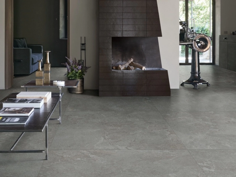 Wielkoformatowy gres Marazzi Mystone Pietra Ligure efekt kamień naturalny w eleganckiej strefie dziennej