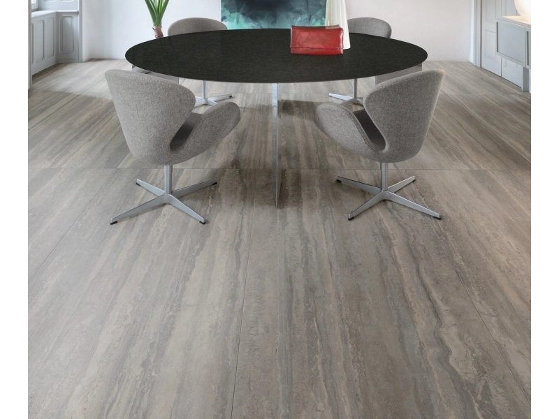 Wielkoformatowy gres Marazzi Mystone Travertino efekt kamień naturalny w salonie z widokiem na ogród