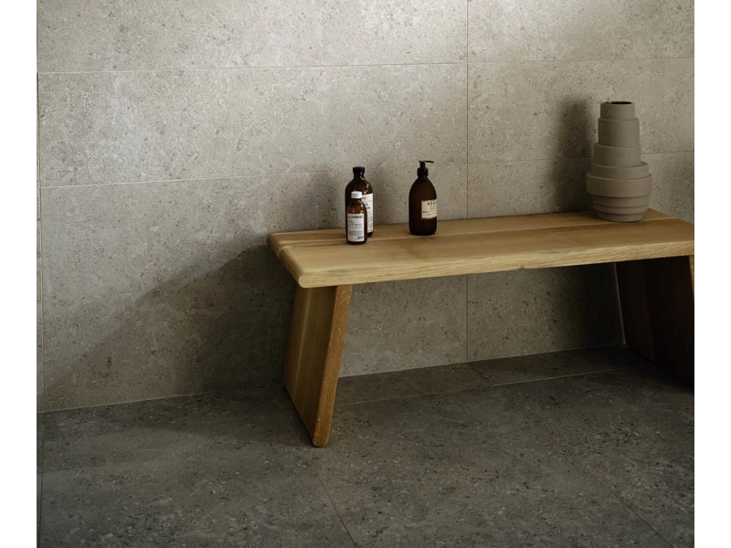 Płytki gresowe Marazzi Mystone Gris Fleury efekt kamień naturalny w nowoczesnym salonie z drewnianymi akcentami