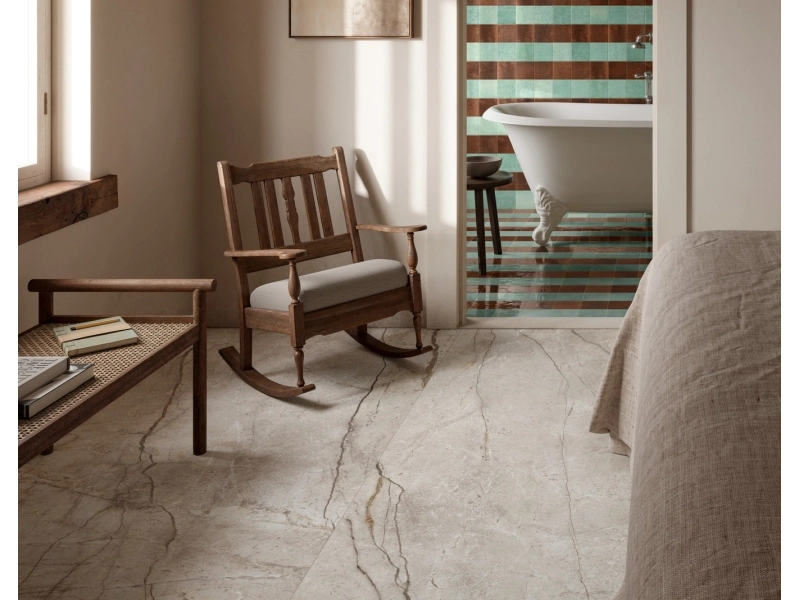 Marazzi Lume – gres imitujący cegłę w jasnym salonie z wysokim sufitem