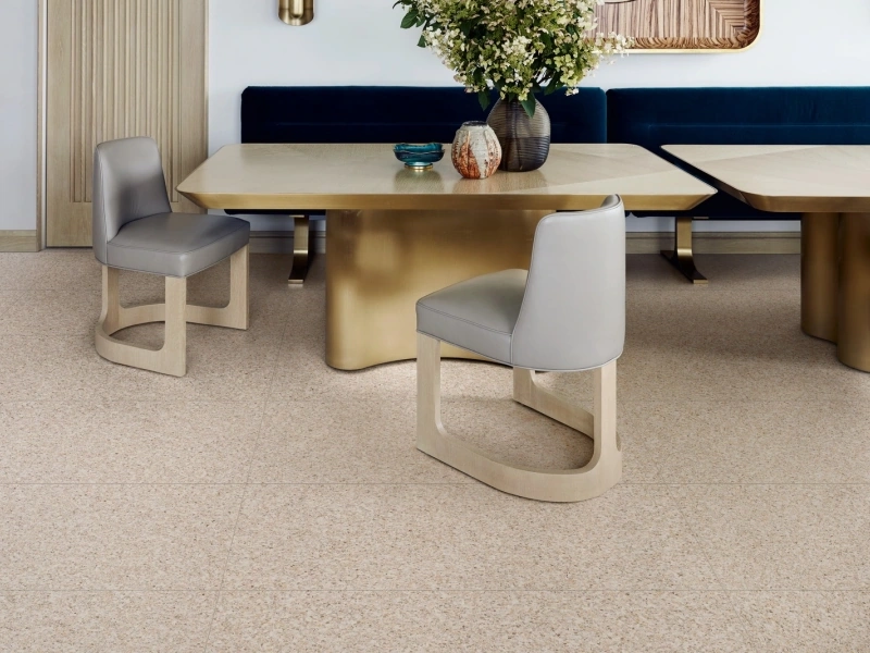 Gres Marazzi Frammento efekt terrazzo w przestronnym salonie z oknami tarasowymi