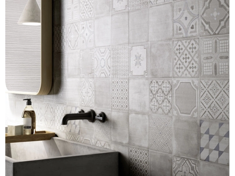 Płytki gresowe Marazzi Materika efekt beton w eleganckim salonie z dużymi przeszkleniami