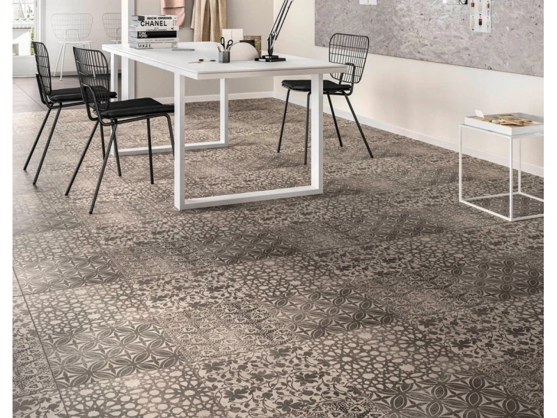 Wielkoformatowy gres Marazzi Powder efekt beton w salonie z kominkiem