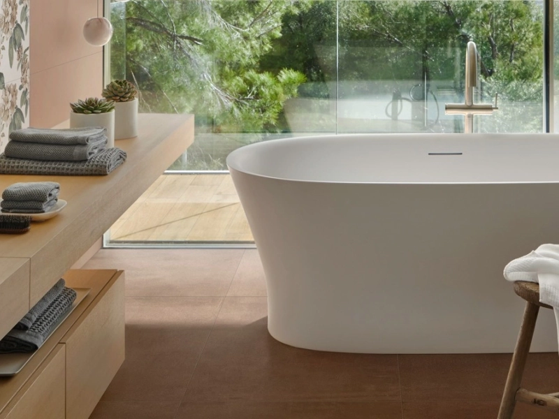 Marazzi Racconti – gres imitujący kamień naturalny w jasnym salonie w stylu skandynawskim