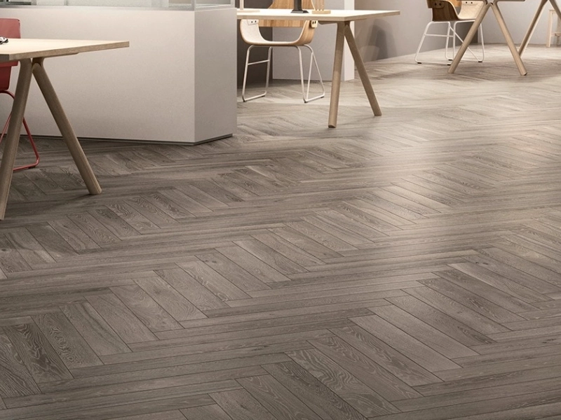 Gres porcelanowy Marazzi Treverkcharme drewno w minimalistycznym wnętrzu