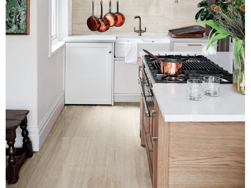 Marazzi Mystone Travertino – gres imitujący kamień naturalny w nowoczesnym domu jednorodzinnym