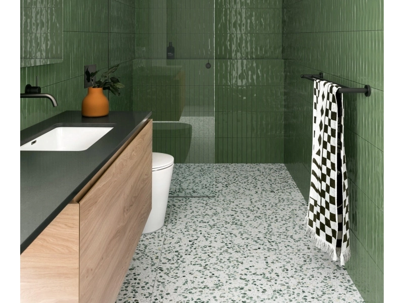 Płytki gresowe Marazzi Luz efekt cegła w eleganckim salonie z dużymi przeszkleniami
