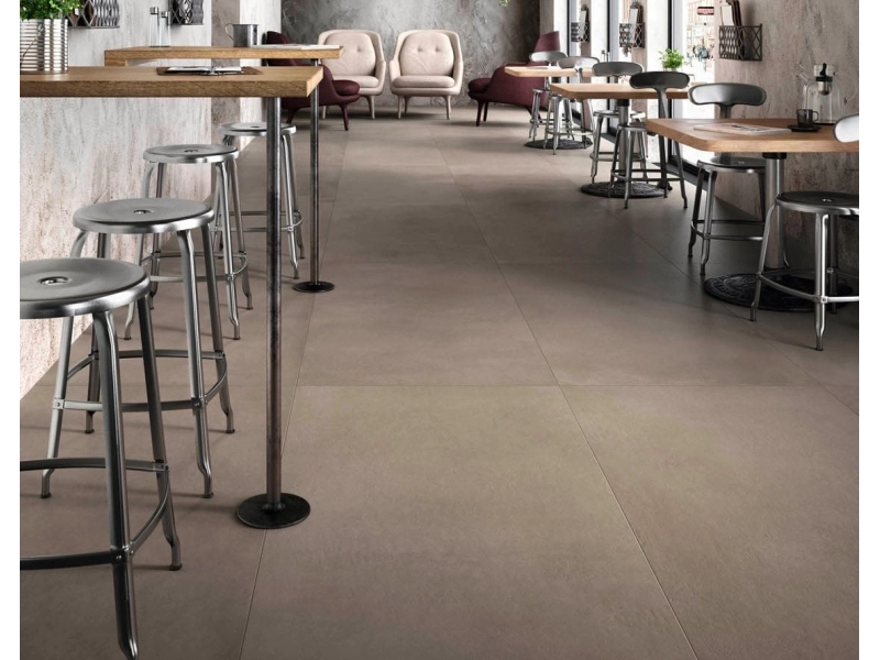 Płytki Marazzi Powder efekt beton w nowoczesnej aranżacji salonu