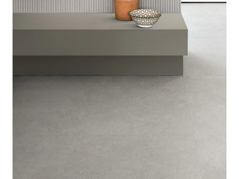 Płytki gresowe Marazzi Room efekt kamień naturalny w eleganckim salonie z dużymi przeszkleniami