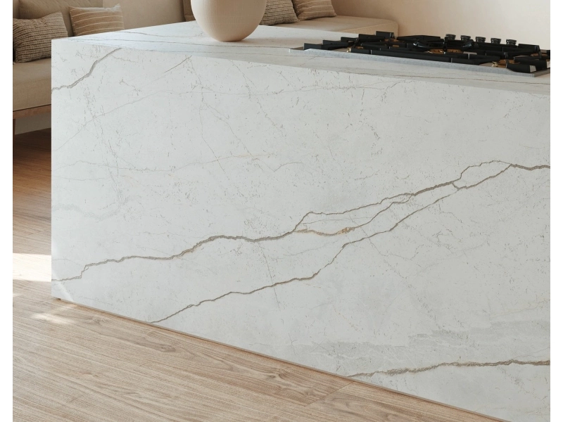 Gres porcelanowy Marazzi Grande Stone Look kamień naturalny w przestronnej strefie dziennej