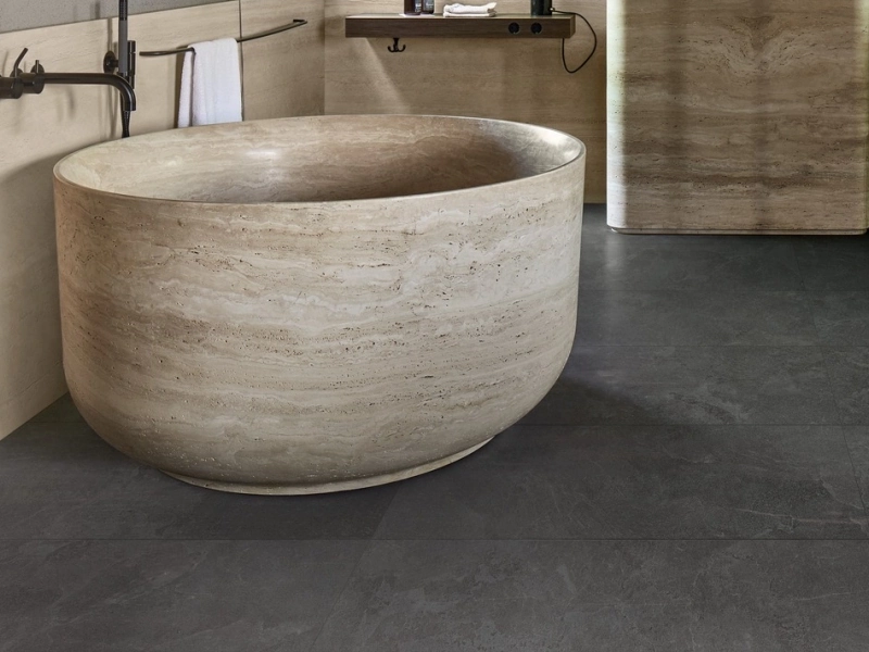 Płytki gresowe Marazzi Mystone Pietra Ligure efekt kamień naturalny w eleganckim salonie z dużymi przeszkleniami