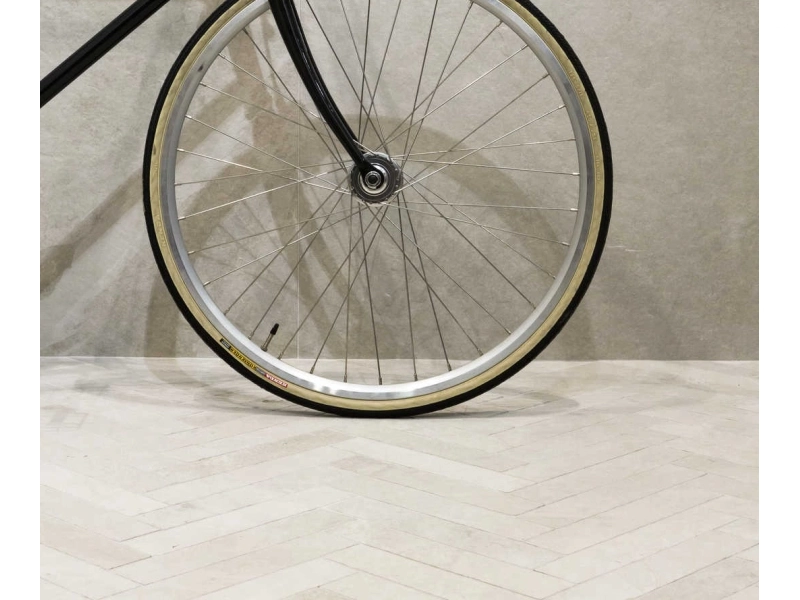Płytki gresowe Marazzi Mystone Ardesia efekt kamień naturalny w jasnym, otwartym salonie