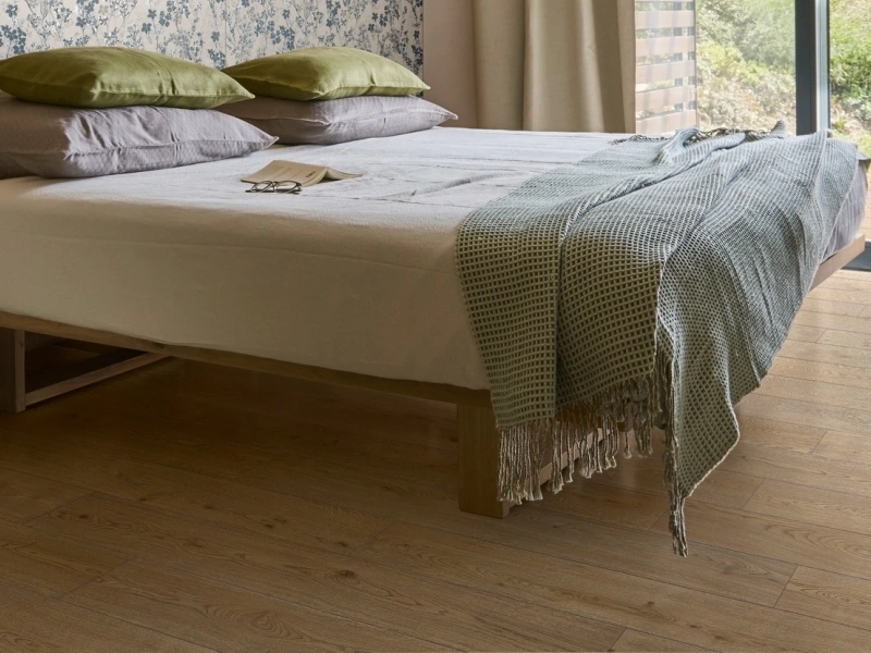 Płytki Marazzi Cementum Wall efekt beton w nowoczesnej aranżacji salonu