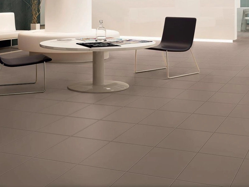 Gres Marazzi Sistemt efekt beton w nowoczesnym salonie