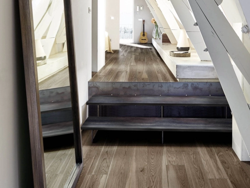 Wielkoformatowy gres Marazzi Treverkmore efekt drewno w salonie z kominkiem