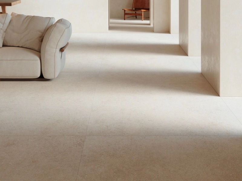 Gres Marazzi Mystone Berici efekt kamień naturalny w przestronnym salonie z oknami tarasowymi