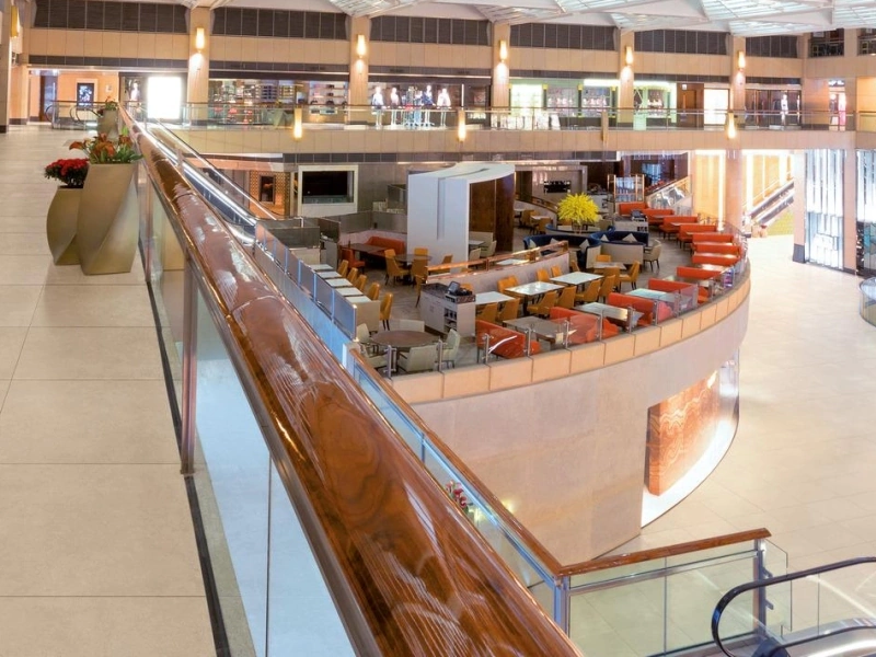 Płytki gresowe Marazzi Market New efekt beton w eleganckim salonie z dużymi przeszkleniami