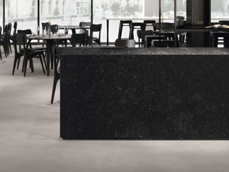 Marazzi Grande Stone Look gres o efekcie kamienia naturalnego w eleganckim salonie w odcieniach beżu