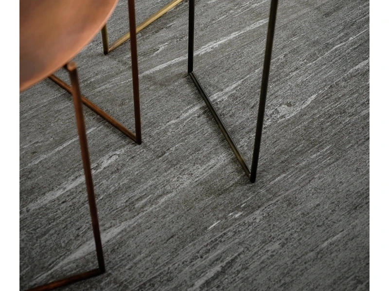 Marazzi Mystone Pietra DI Vals – gres imitujący kamień naturalny w jasnym salonie w stylu skandynawskim