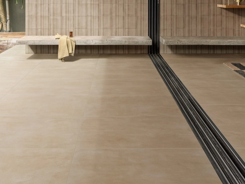 Płytki gresowe Marazzi Slow efekt terakota w salonie utrzymanym w jasnych tonach