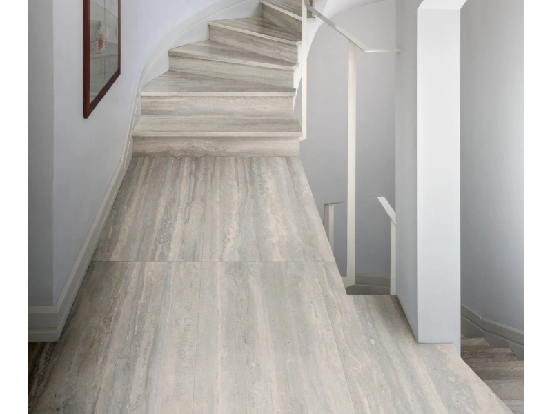 Płytki Marazzi Mystone Travertino efekt kamień naturalny w salonie z naturalnym oświetleniem