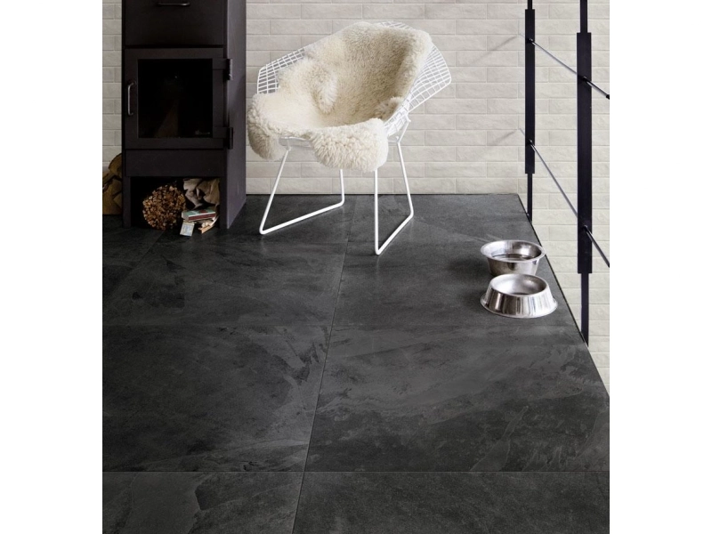 Płytki Marazzi Bricco imitujące cegłę w salonie z dużym przeszkleniem