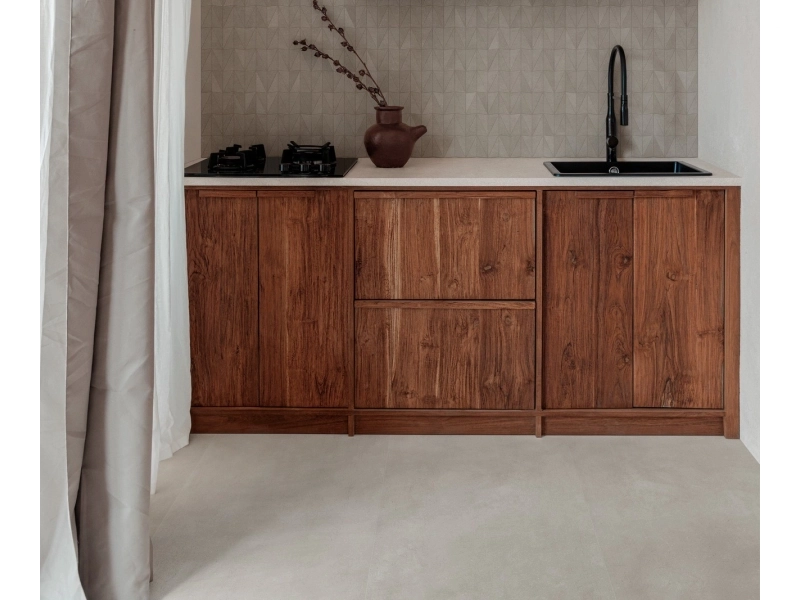 Marazzi Slow Cold – gres imitujący terakotę w jasnym, przestronnym salonie