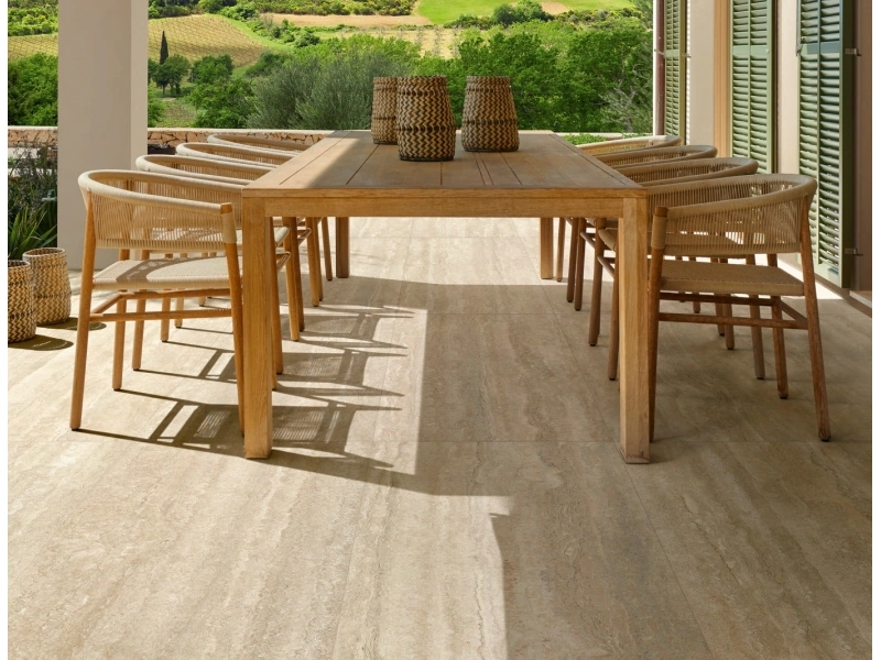 Marazzi Mystone Travertino gres o efekcie kamienia naturalnego w eleganckim salonie w odcieniach beżu