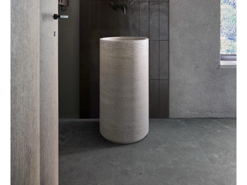 Gres porcelanowy Marazzi Mystone Pietra Ligure kamień naturalny w minimalistycznym wnętrzu