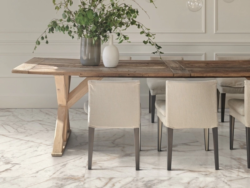 Płytki Marazzi Fabula imitujące marmur w eleganckim holu i salonie