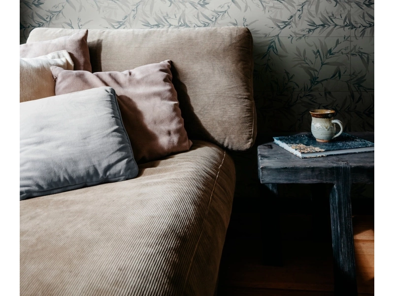Płytki gresowe Marazzi Chill efekt żywica w eleganckim salonie z dużymi przeszkleniami