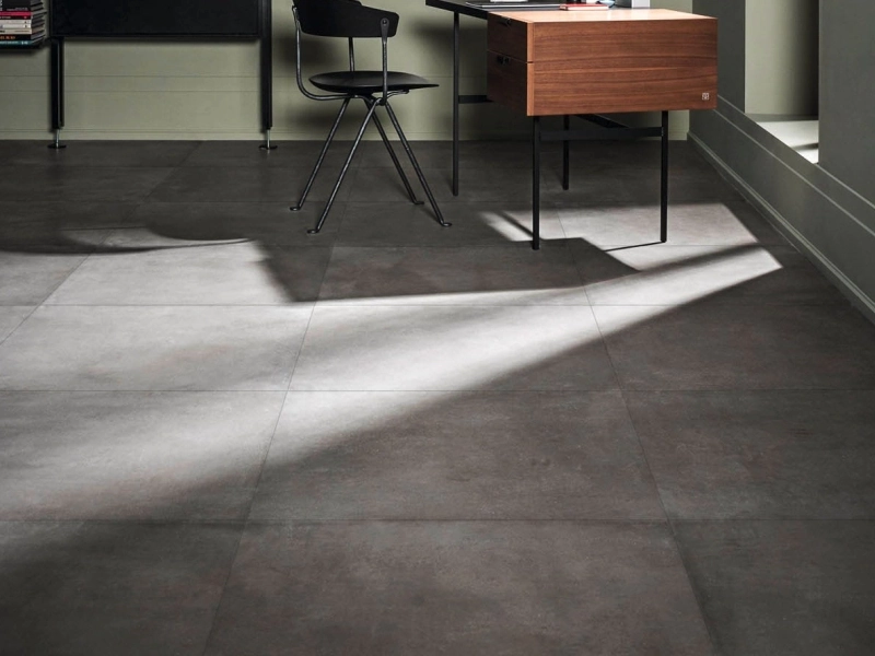 Gres Marazzi Powder efekt beton w salonie w stylu contemporary