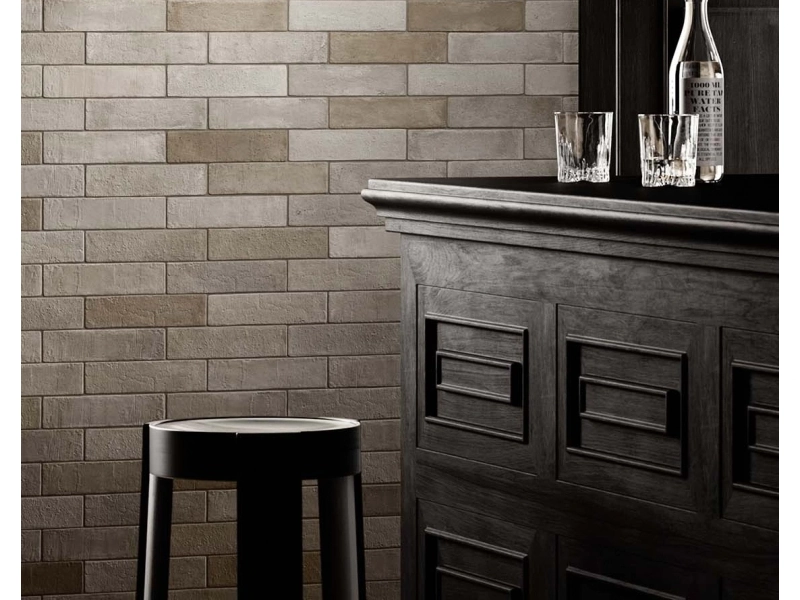 Płytki gresowe Marazzi Terramix efekt cegła w eleganckim salonie z dużymi przeszkleniami