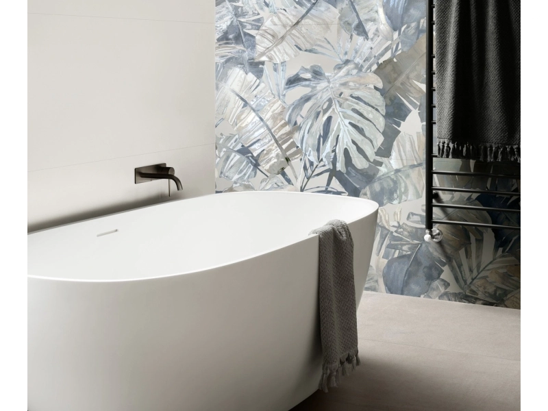 Marazzi White Deco gres o efekcie koloru w eleganckim wnętrzu z kominkiem