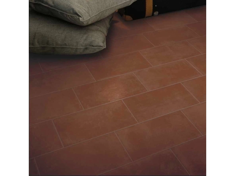 Płytki gresowe Marazzi Cotti D'italia efekt terakota w nowoczesnym salonie z drewnianymi akcentami